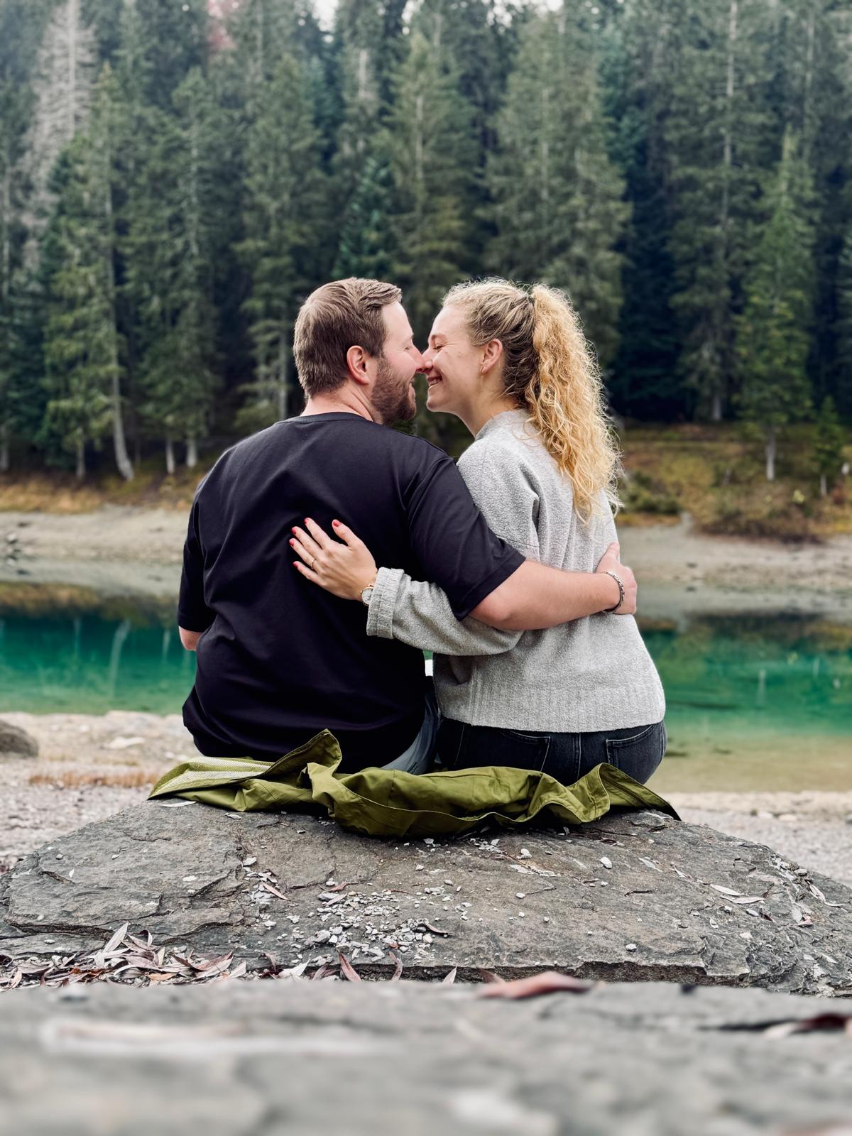 Carina und Rico — Hochzeitsfoto im Hintergrund des Titels